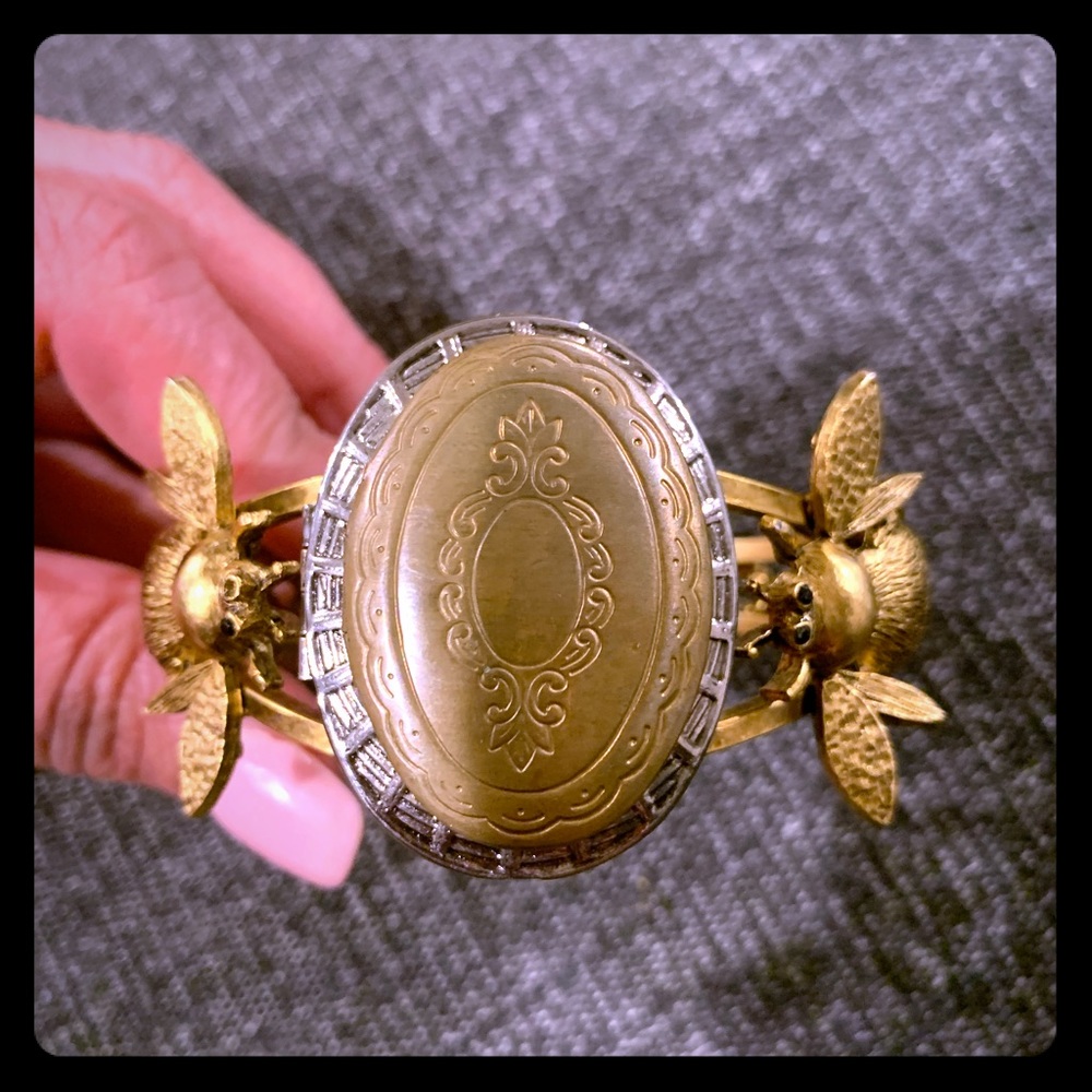 Bee Locket Hing Cuff Bracelet *NEW*